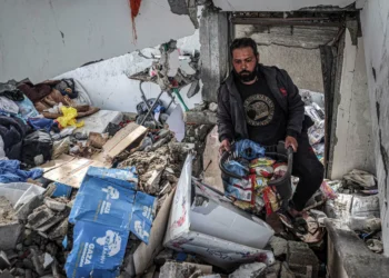 Israel ignores UN cease-fire resolution to keep pummeling Gaza