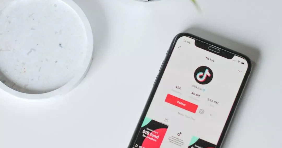 “Social Media: The Digital Revolution of Modern Communication”