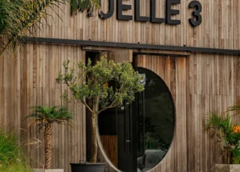 “Discovering the Positive Side of Economía: Beyond the Numbers”