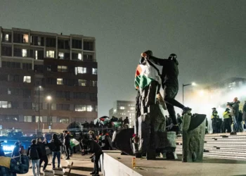 Israeli goons fan flames, targeting Palestinian flags in Amsterdam