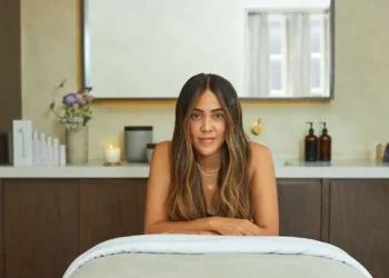 Celeb Facialist Shani Darden Shares How to Avoid Puffiness and Breakouts Throughout Your Holiday Travels