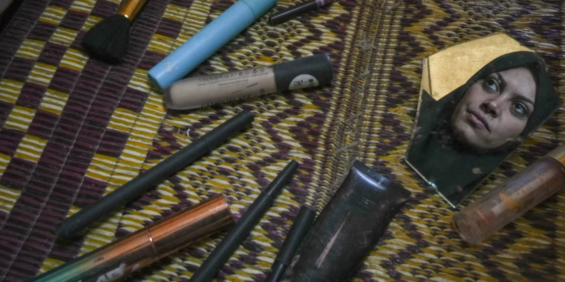 Gazan women in overcrowded tent camps tackle life of no privacy