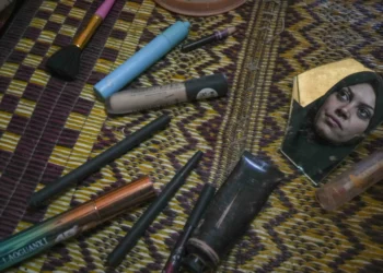 Gazan women in overcrowded tent camps tackle life of no privacy