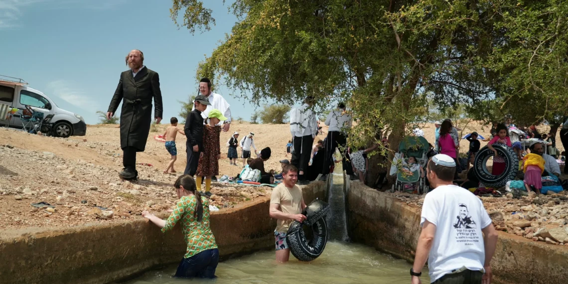 Illegal Israeli settlers turn off water taps on Palestinians in Jericho