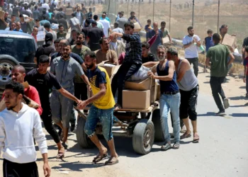 Hungry Gazans scramble for aid as cease-fire talks crawl forward