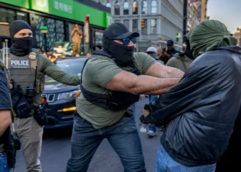 Lawmaker Challenges ICE Plan to Hire Bounty Hunters